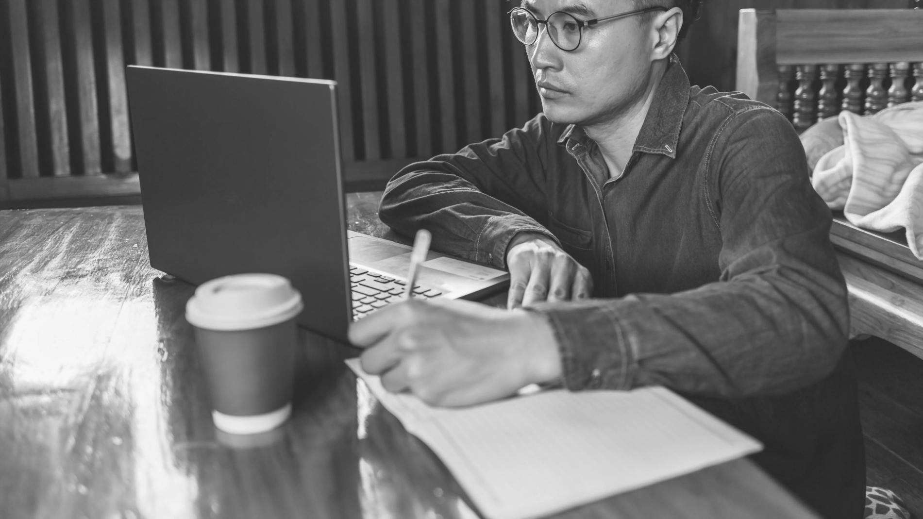 Analist financiar analizând date pe multiple ecrane