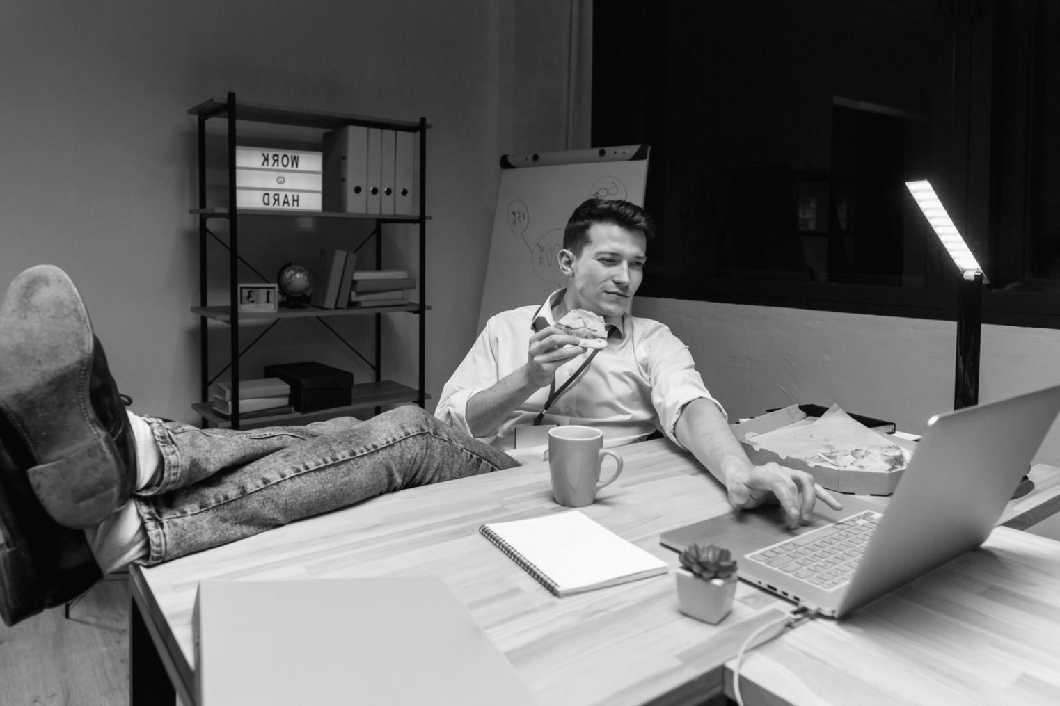 Documente financiare și grafice de analiză dispuse sistematic