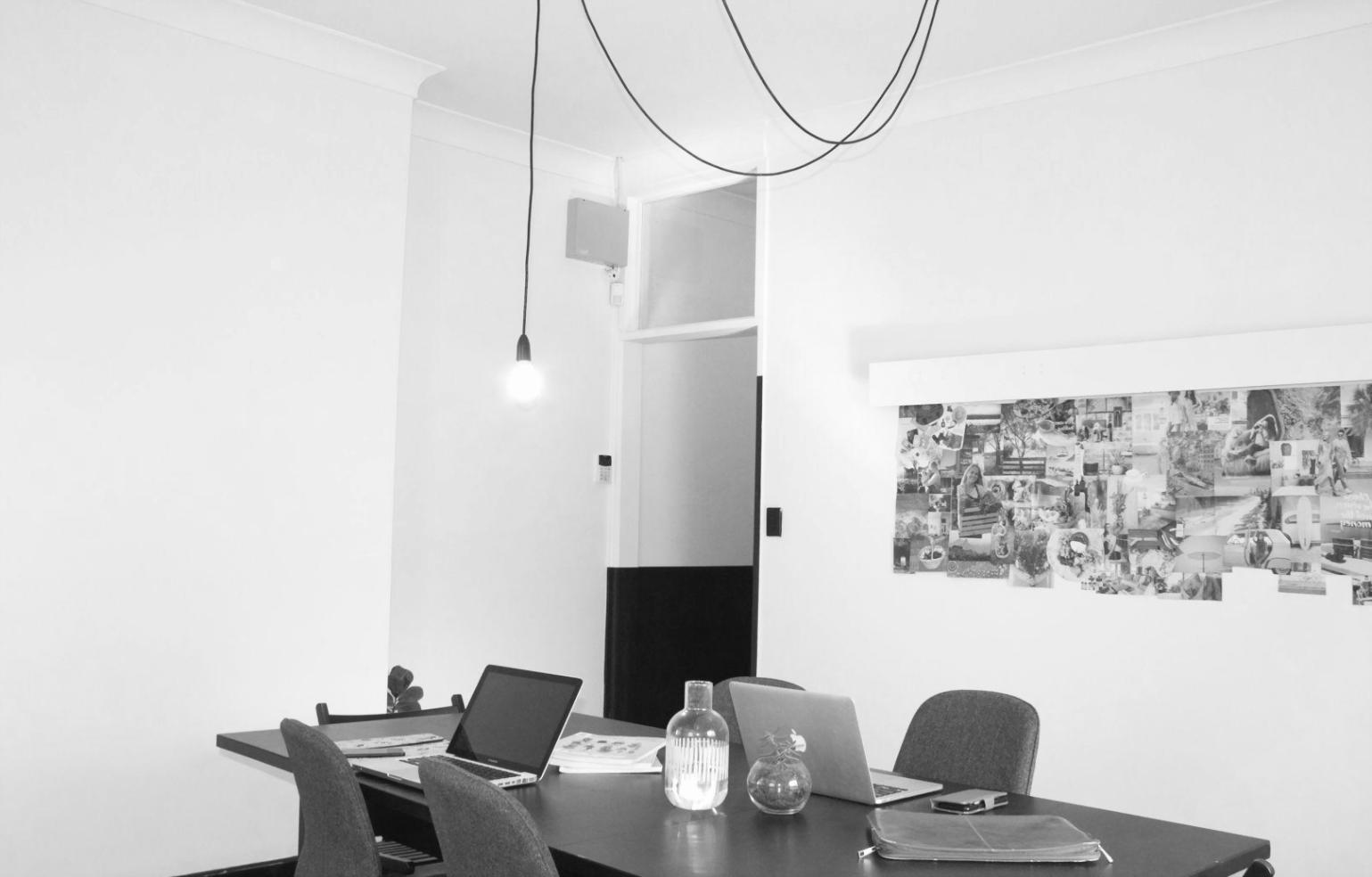 Excel cu formulare financiare și calcule pentru analiza companiilor