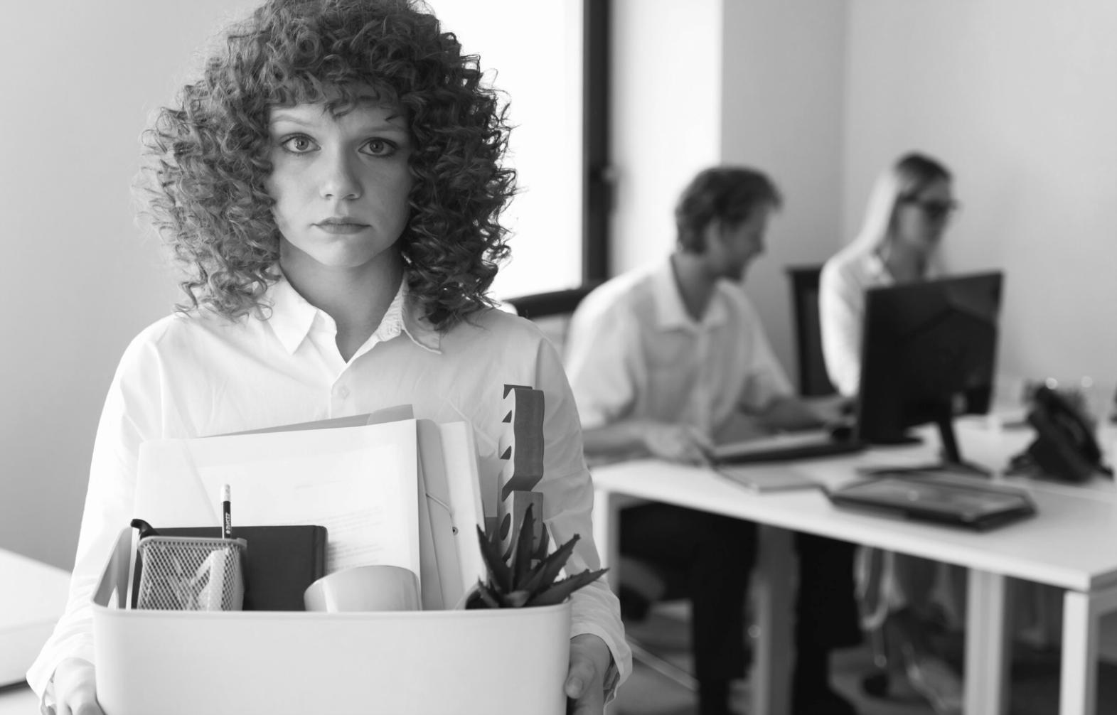 Analiză financiară detaliat prezentată pe documente și ecrane digitale