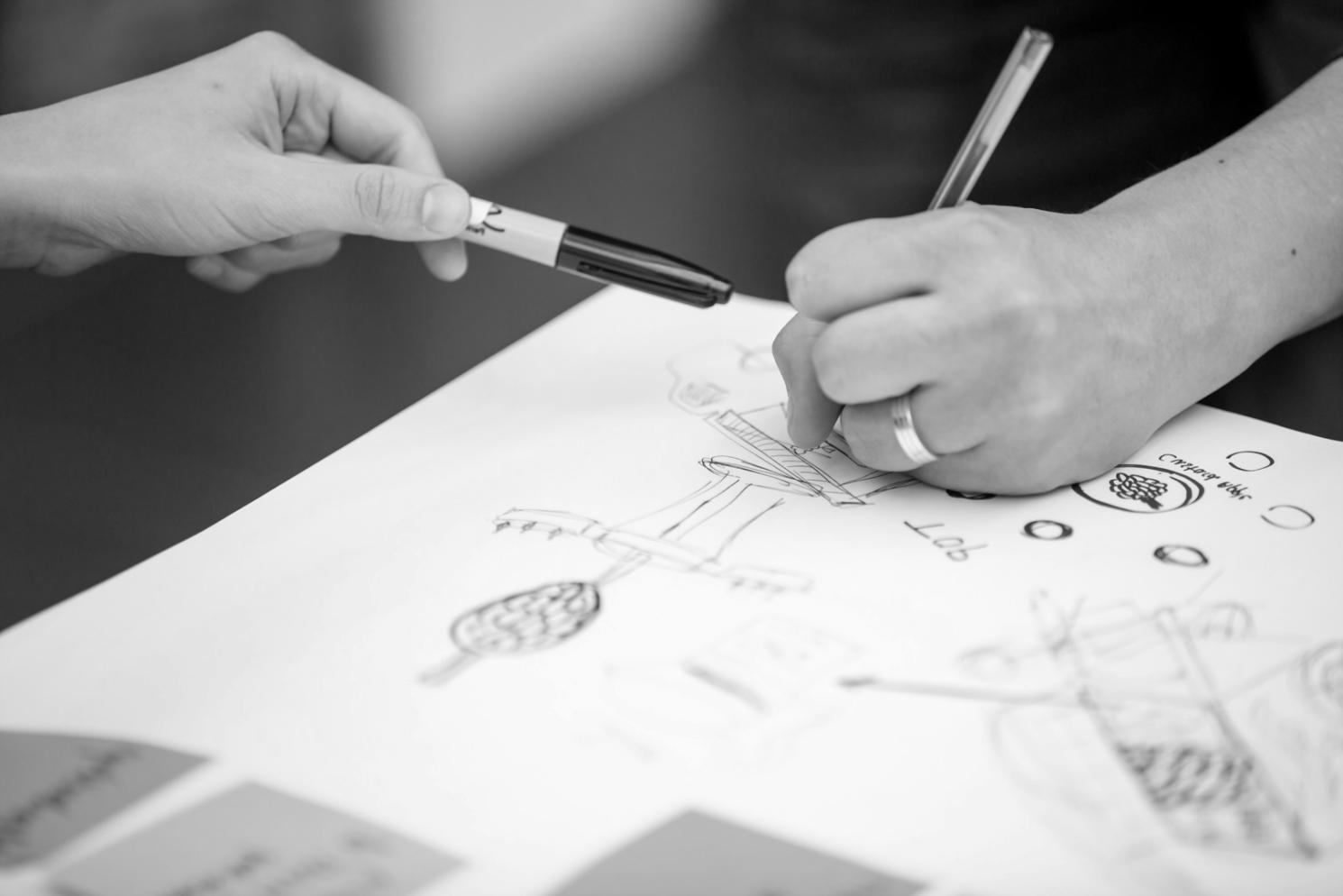 Echipă de specialiști financiari discutând strategii