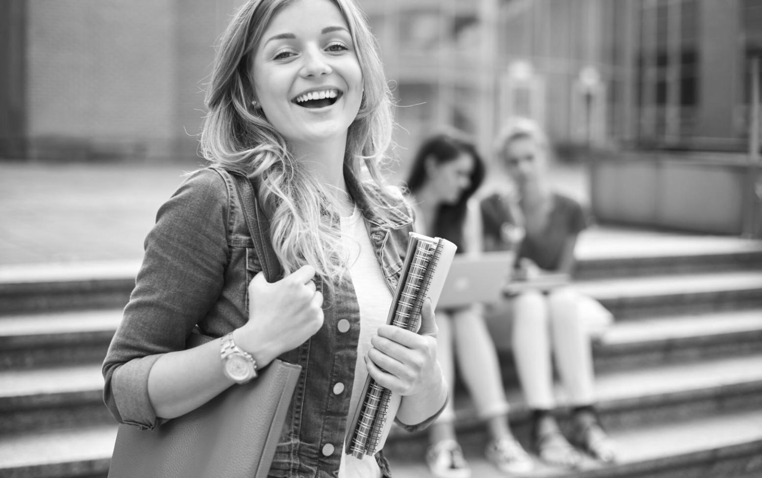 Echipa xanorythale lucrând la analize financiare detaliate pentru clienți